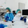 MERCATOR Laborköpeny patentos fehér XL (10 db/zacskó)